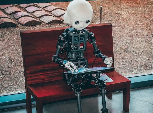 هل الذكاء الاصطناعي مرتبط بالاخبار؟ 1 شبكة منهج نت التعليمية black and white robot toy on red wooden table
